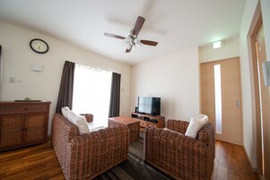 基础独立别墅 (PINE, in ISHIGAKI) | 起居区 | 平板电视