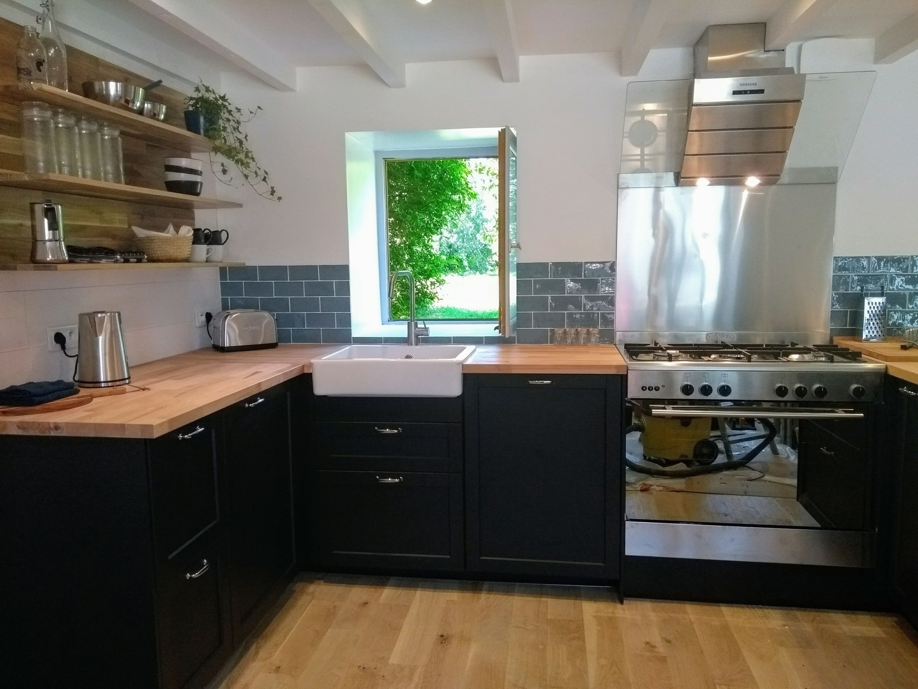 冷蔵庫、電子レンジ、オーブン、コンロ