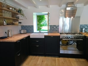 Fridge, microwave, oven, stovetop - Charming stone cottage completely renovated in 2019 (Pleslin-Trigavou)