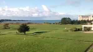 A golf course with a large building in the background. - Charming stone cottage completely renovated in 2019 (Pleslin-Trigavou)