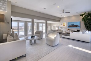 Smart-TV, Kamin, Bücher, Stereoanlage