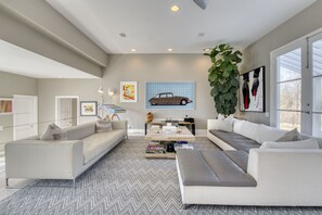 Smart-TV, Kamin, Bücher, Stereoanlage