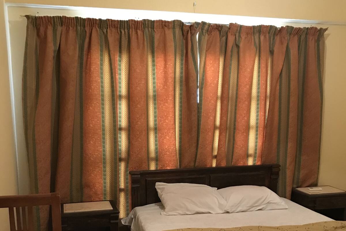 1 bedroom, Egyptian cotton sheets, premium bedding, down comforters