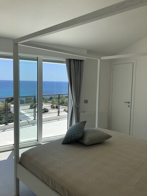 3 bedrooms, desk, iron/ironing board, travel cot - The Modern House - Porto Frailis Bay (Arbatax)