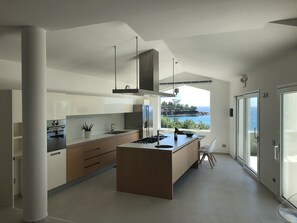 Fridge, microwave, oven, stovetop - The Modern House - Porto Frailis Bay (Arbatax)