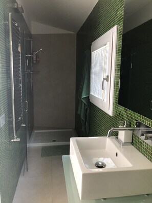 Haartrockner, Handtücher, Toilettenpapier