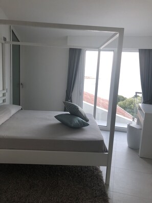 3 bedrooms, desk, iron/ironing board, travel crib