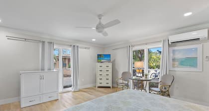 ¡Estilo Sanibel en el East End! ¡Camina hasta los restaurantes, el faro y el famoso helado de Pinnochio!