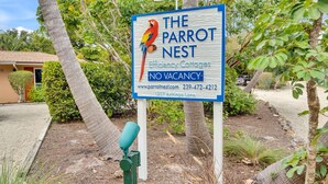 Une enseigne indiquant « The Parrot Nest », un petit chalet confortable où il n’y a plus de places disponibles.