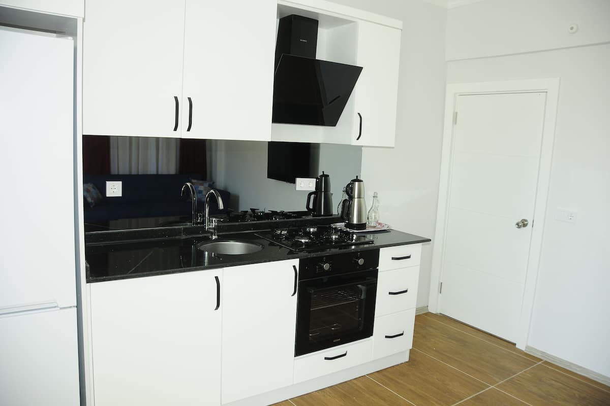 oven, stovetop, cookware/dishes/utensils, kitchen islands