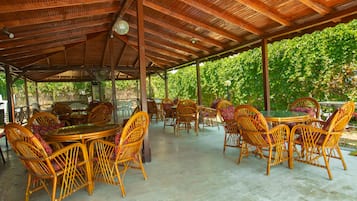 Swim-up bar
