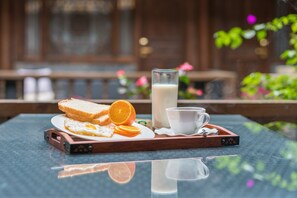 Breakfast buffet - Lijiang and Muju Inn (Lijiang)