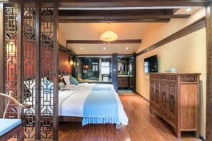 Decoración personalizada, cortinas blackout, wifi gratis y ropa de cama 