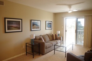 TV connectée, livres, chaîne hi-fi