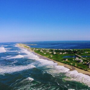 På stranden, solsenger og strandhåndklær
