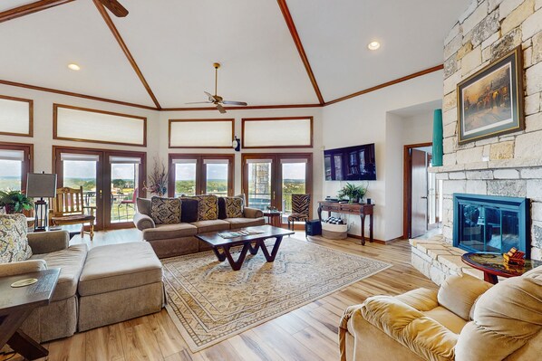 Televisión, chimenea y tenis de mesa 