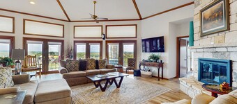 Hill Country hundevennlige hjem m / biljardbord og 2 overbygde terrasser