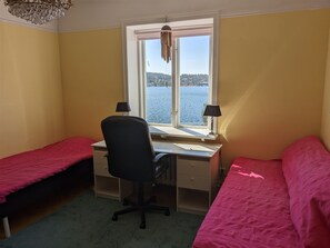 Double Room (Gul) | Desk, laptop workspace, iron/ironing board, free WiFi - Solsidans Bed and breakfast (Saltsjobaden)