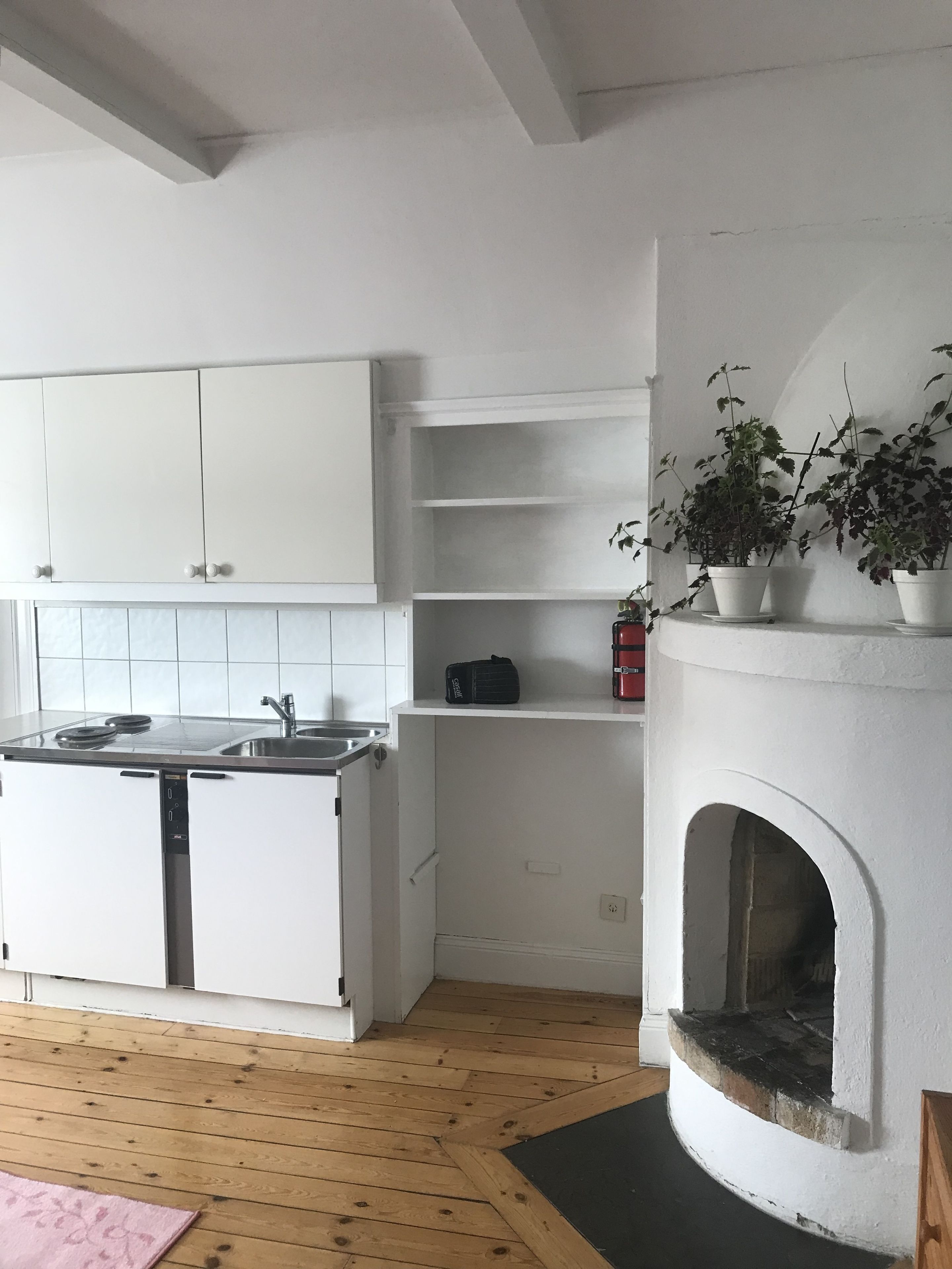 Desk, laptop workspace, iron/ironing board, free WiFi