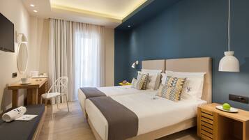 Kamar Double atau Twin Deluks | Seprai premium, brankas, meja kerja, dan ruang kerja ramah laptop