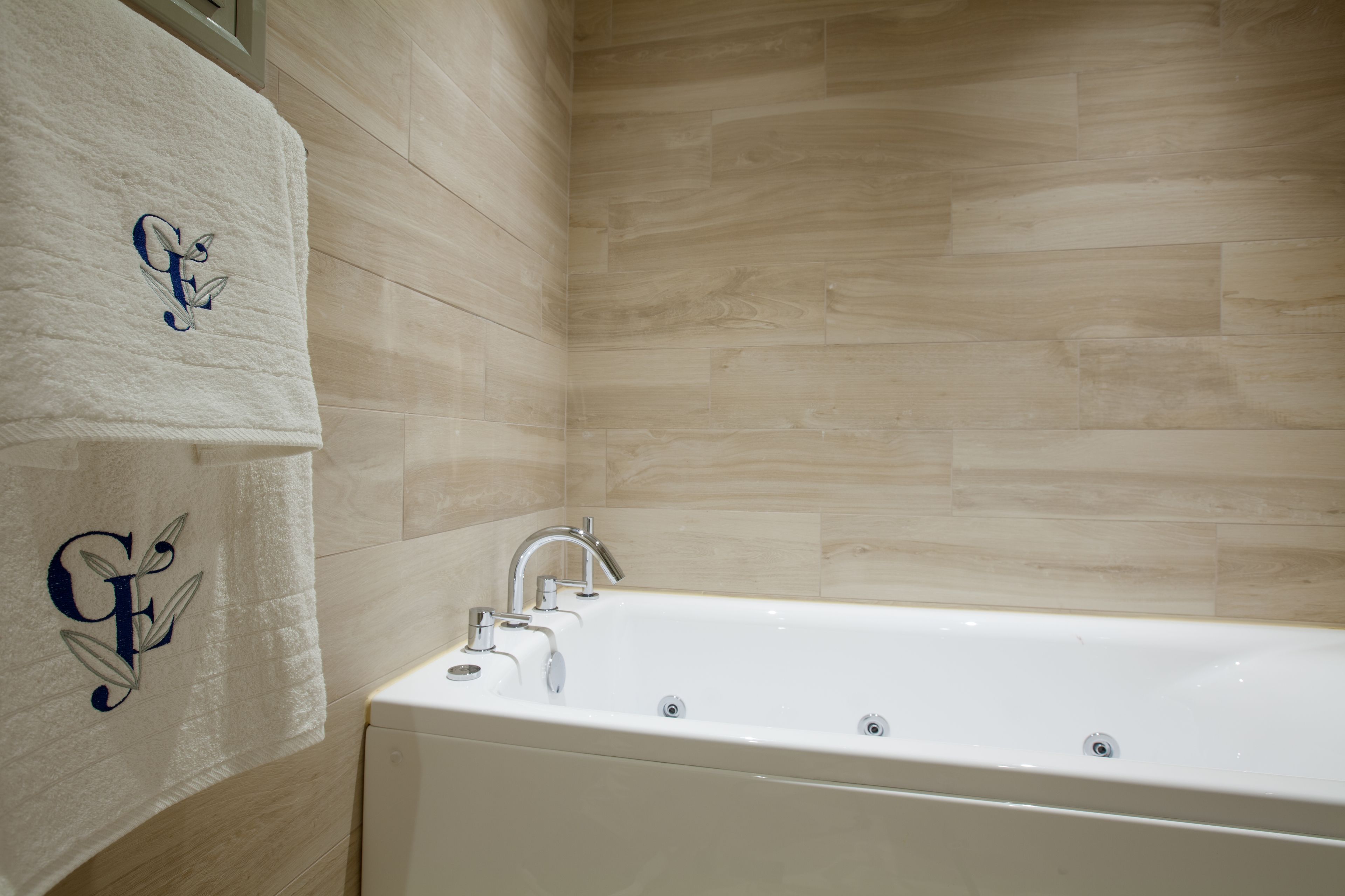 Deep-soaking bathtub