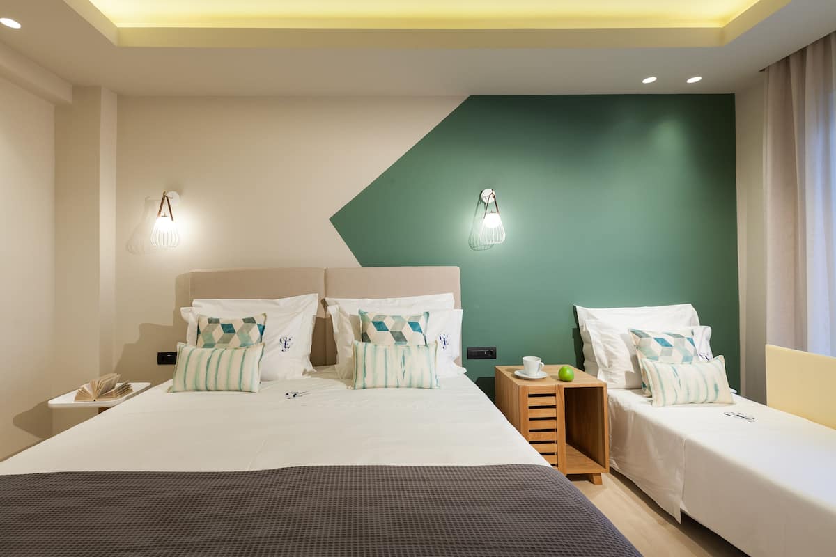 Quarto triplo conforto | Roupas de cama premium, cofres nos quartos, escrivaninha