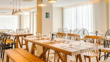 Sudah termasuk sarapan prasmanan setiap hari