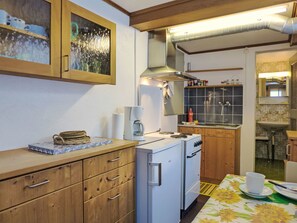 Kühlschrank, Ofen, Kochgeschirr/Geschirr/Besteck