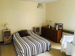 2 chambres, fer et planche à repasser