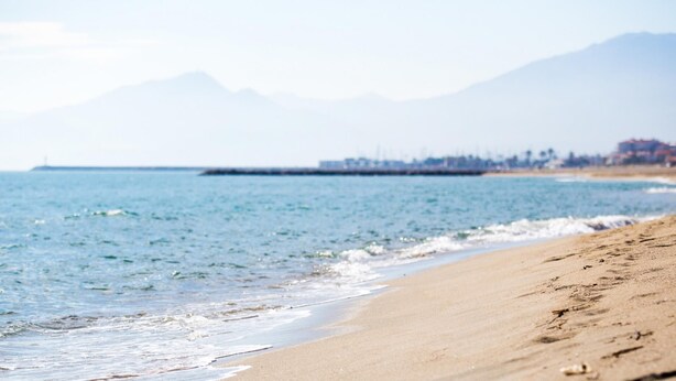 A beach with a clear view of the ocean and distant mountains. - Bright apartment T3 ideally located for a holiday by the sea (Saint-Cyprien)