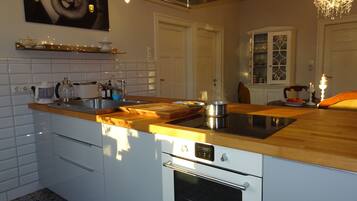 Kühlschrank, Ofen, Geschirrspüler, Wasserkocher mit Kaffee-/Teezubehör