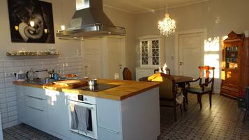 Kühlschrank, Ofen, Geschirrspüler, Wasserkocher mit Kaffee-/Teezubehör