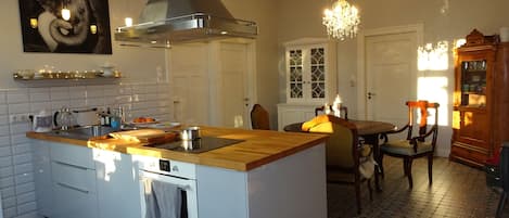 ثلاجة، فرن، غسالة أطباق، ماكينة لصنع القهوة/الشاي