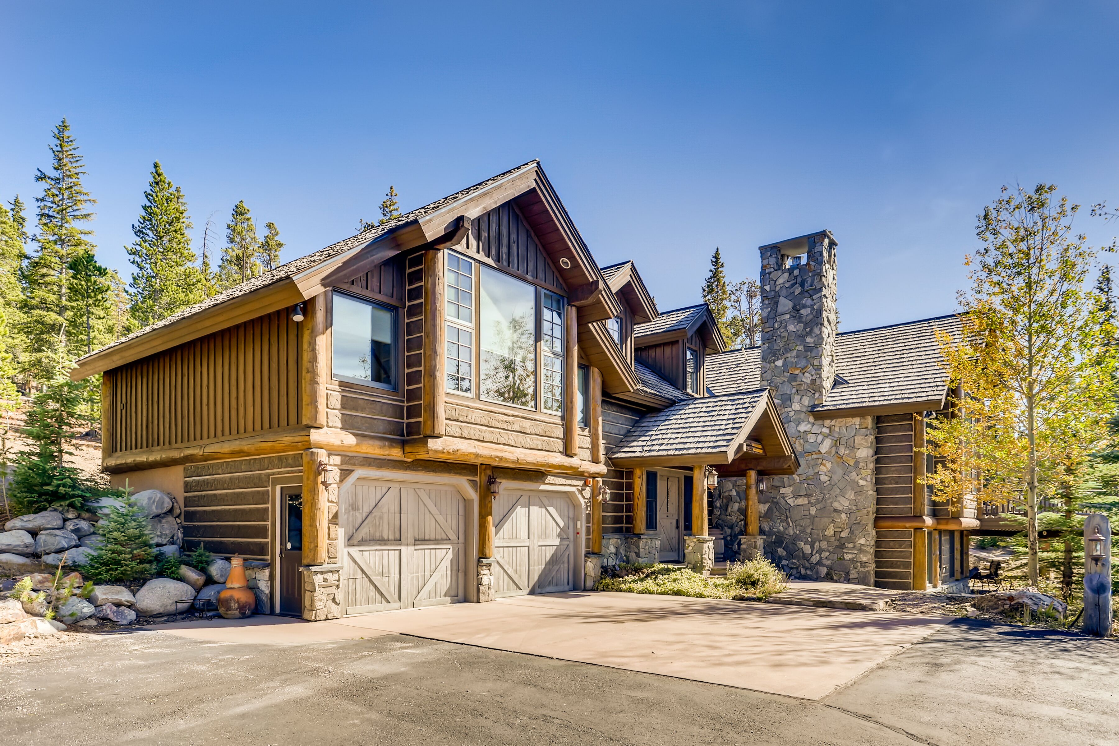 Estate on 5 acres, 3.5mi to Main St, Hot Tub!