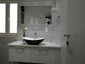 Shower, hair dryer, towels, soap - Palladium City Center Apartment  2+2 (Makarska)