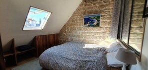 1 slaapkamer, een strijkplank/strijkijzer, reisbedje, wifi
