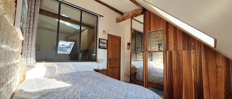 1 habitación, tabla de planchar con plancha, cuna de viaje y wifi