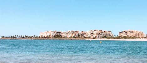 Espreguiçadeiras, toalhas de praia