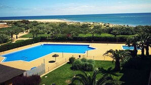 A pool with a view of the beach and ocean. - FIRST LINE BEACH LUXURY APARTMENT. SEA VIEWS (Ayamonte)