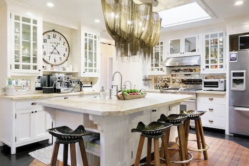Foxden: Historic Venice Beach Walk Street Bungalow