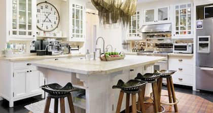 Foxden: Historic Venice Beach Walk Street Bungalow