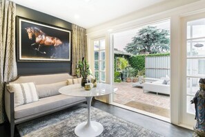 Televisión, chimenea, consola de videojuegos y libros