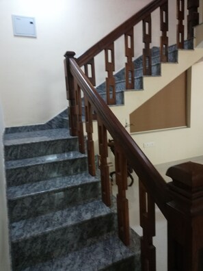 المنشأة من الداخل