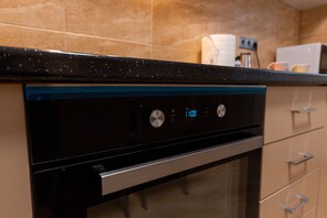 Kjøleskap, mikrobølgeovn, ovn og kokeplater