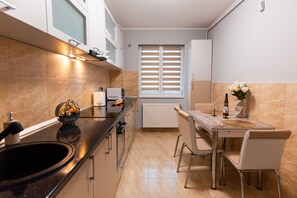 Réfrigérateur, four à micro-ondes, un four, surface de cuisson