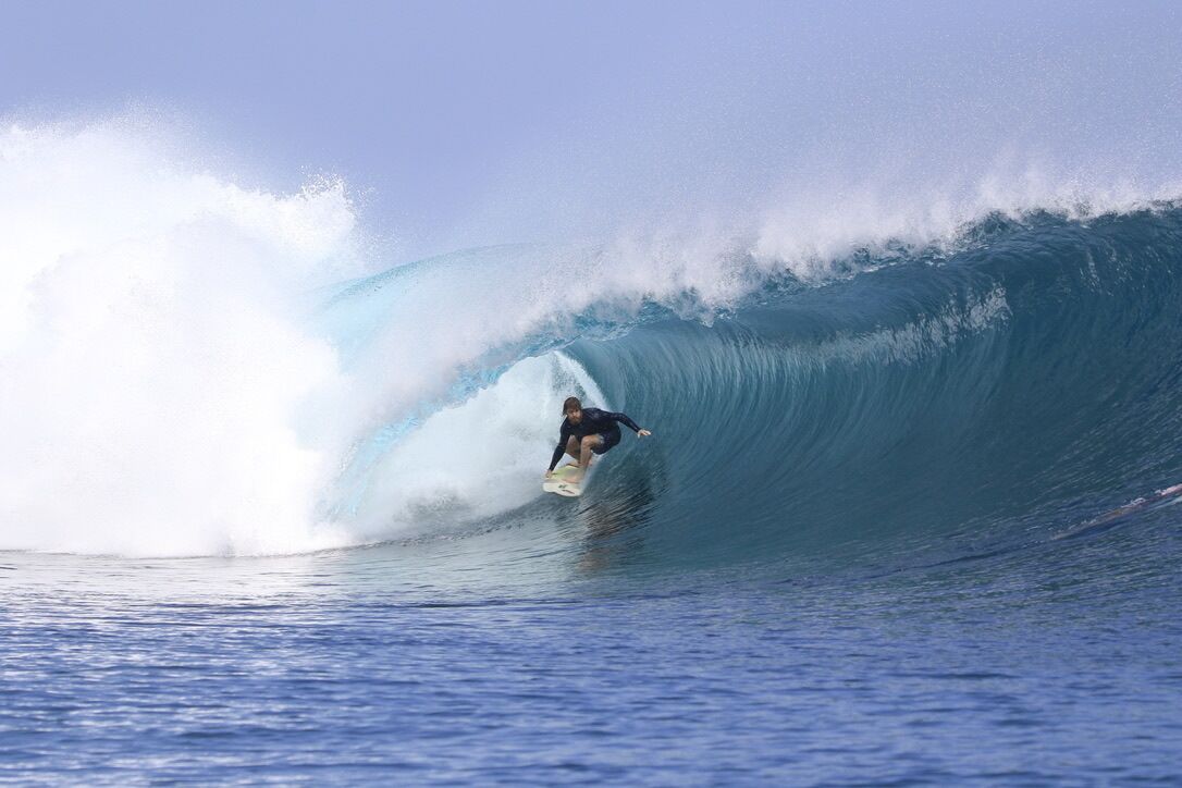 Un surfista montando una ola grande.