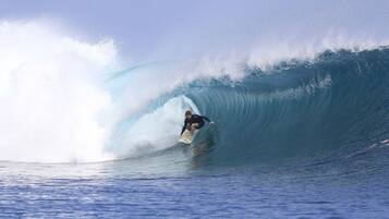 Un surfista montando una ola grande.