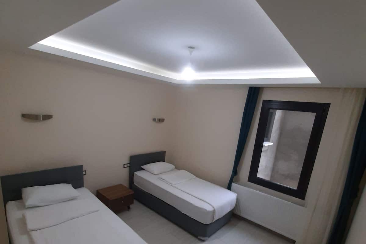 Appartement économique, 3 chambres, accessible aux personnes à mobilité réduite, rez-de-chaussée | 3 chambres, draps italiens de Frette, literie de qualité