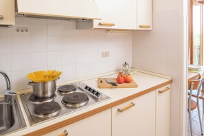 冷蔵庫、コンロ、調理器具と食器