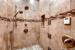 Bañera, secador de pelo y toallas